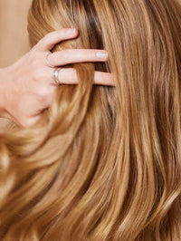 Roślinna farba do włosów khadi średni blond po aplikacji