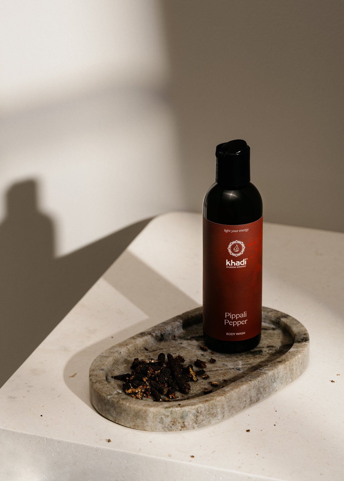 Kreatywna prezentacja Ayurveda Everyday Pippali Pepper Bodywash - ajurwedyjskiej pielęgnacji ciała z egzotycznymi, ognistymi nutami.