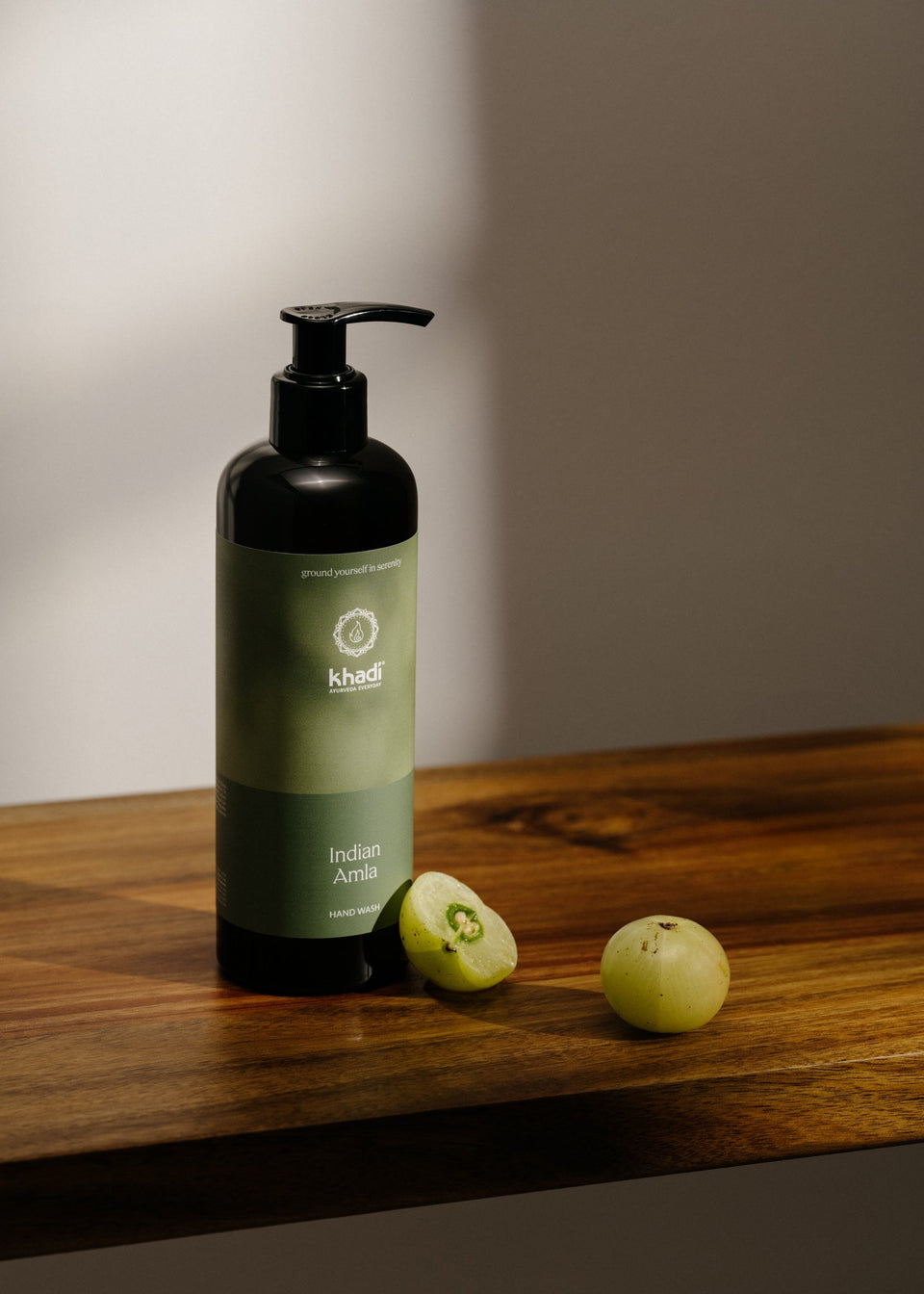 Kreative Darstellung der Ayurveda Everyday Indian Amla Handseife – Ayurvedische Handpflege für Frische und Reinheit.