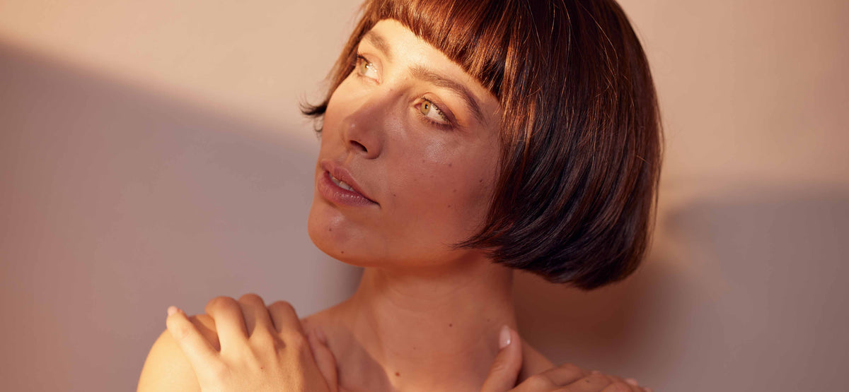 Video von Model mit gepflegter Haut dank Khadi Produkten