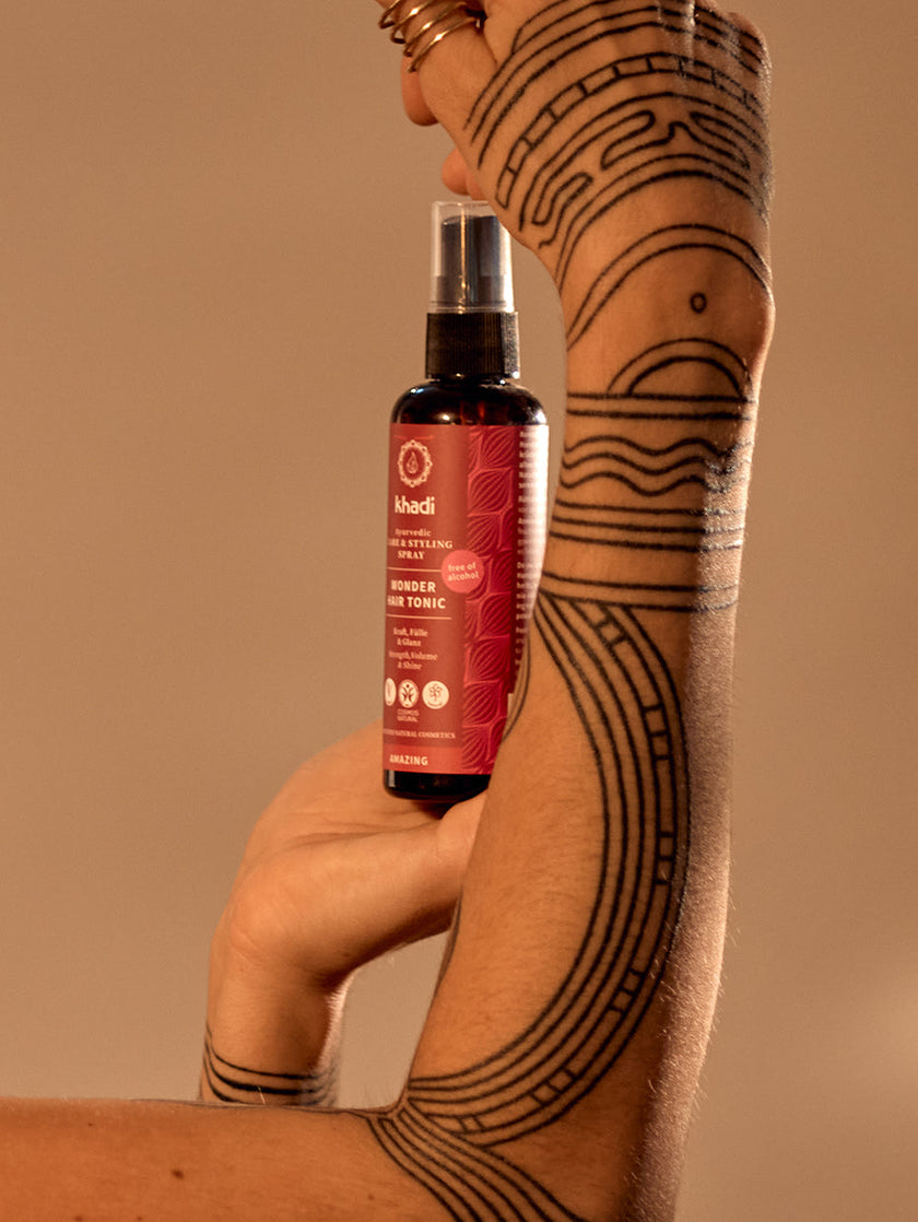 Zdjęcie toniku do włosów wonder hair, modelka z produktem